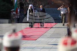 Президент - патриарх - Паметник на „Незнайния воин“ - венци