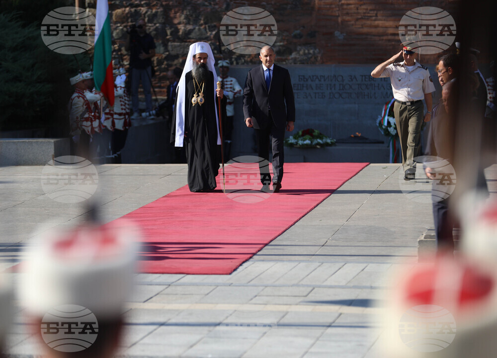 Президент - патриарх - Паметник на „Незнайния воин“ - венци