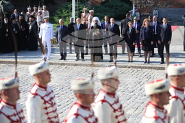 Президент - патриарх - Паметник на „Незнайния воин“ - венци