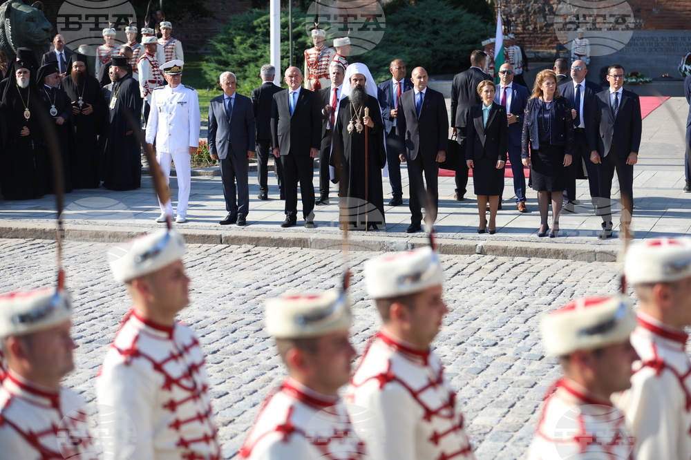 Президент - патриарх - Паметник на „Незнайния воин“ - венци