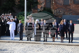 Президент - патриарх - Паметник на „Незнайния воин“ - венци