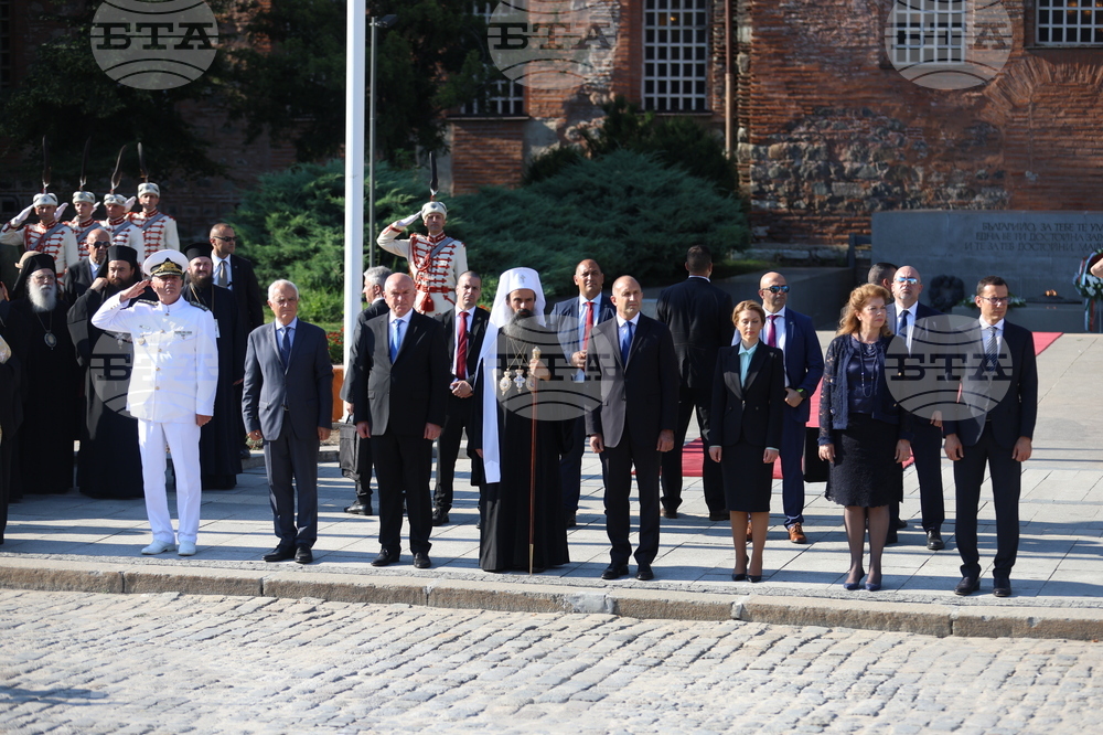 Президент - патриарх - Паметник на „Незнайния воин“ - венци