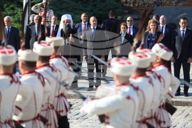 Президент - патриарх - Паметник на „Незнайния воин“ - венци