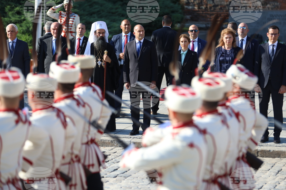 Президент - патриарх - Паметник на „Незнайния воин“ - венци