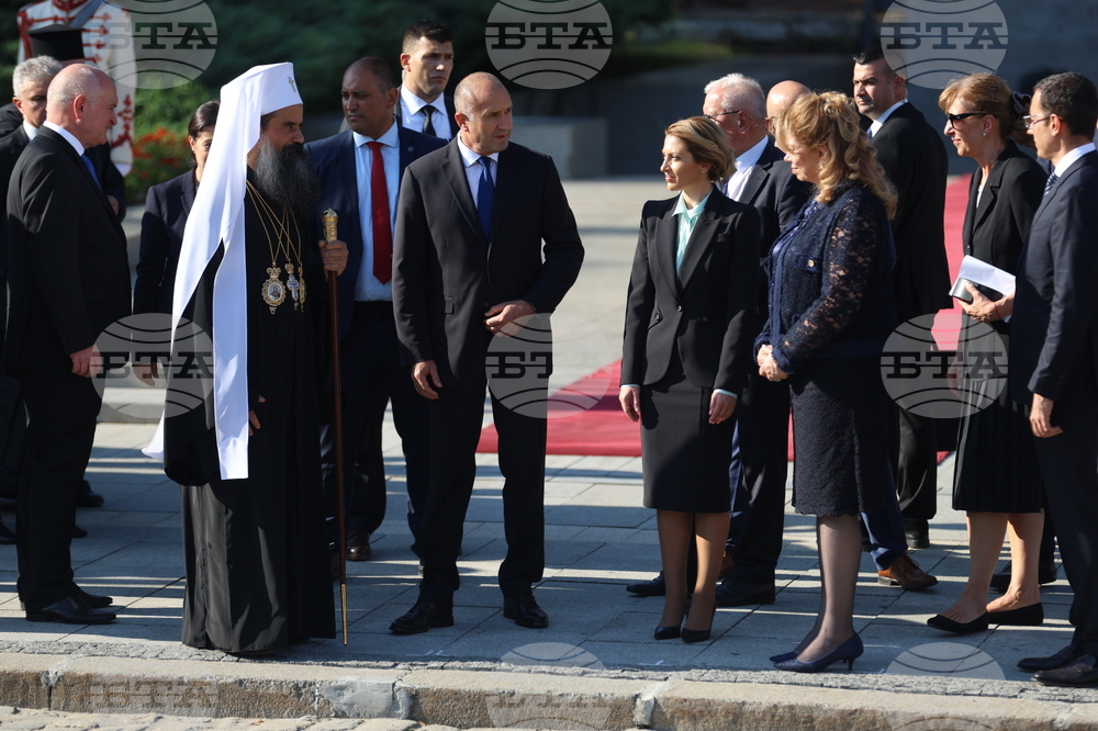 Президент - патриарх - Паметник на „Незнайния воин“ - венци