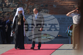 Президент - патриарх - Паметник на „Незнайния воин“ - венци