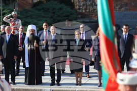 Президент - патриарх - Паметник на „Незнайния воин“ - венци