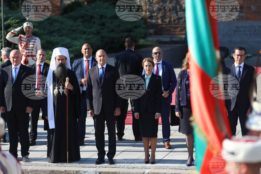Президент - патриарх - Паметник на „Незнайния воин“ - венци