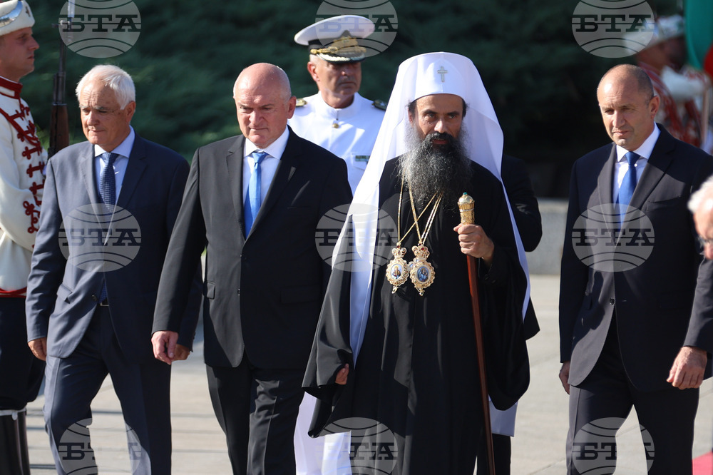 Президент - патриарх - Паметник на „Незнайния воин“ - венци