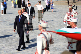 Президент - патриарх - Паметник на „Незнайния воин“ - венци