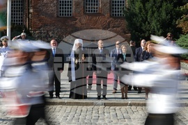 Президент - патриарх - Паметник на „Незнайния воин“ - венци