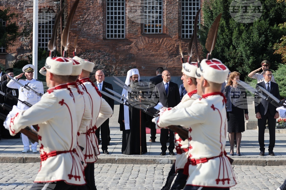 Президент - патриарх - Паметник на „Незнайния воин“ - венци