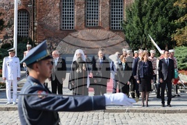 Президент - патриарх - Паметник на „Незнайния воин“ - венци