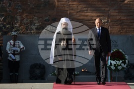 Президент - патриарх - Паметник на „Незнайния воин“ - венци