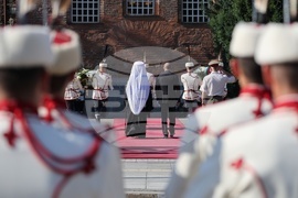 Президент - патриарх - Паметник на „Незнайния воин“ - венци
