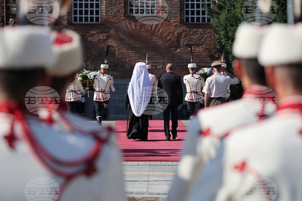 Президент - патриарх - Паметник на „Незнайния воин“ - венци