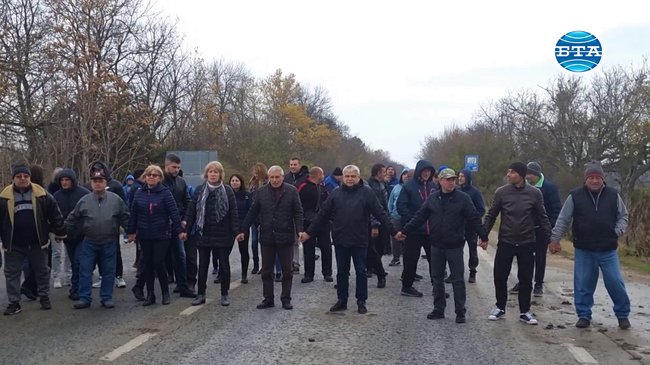 С жива верига жители на село Тотлебен затвориха участък от главния път София – Русе