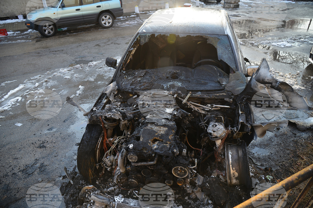 Два автомобила са изгорели през нощта във Вършец
