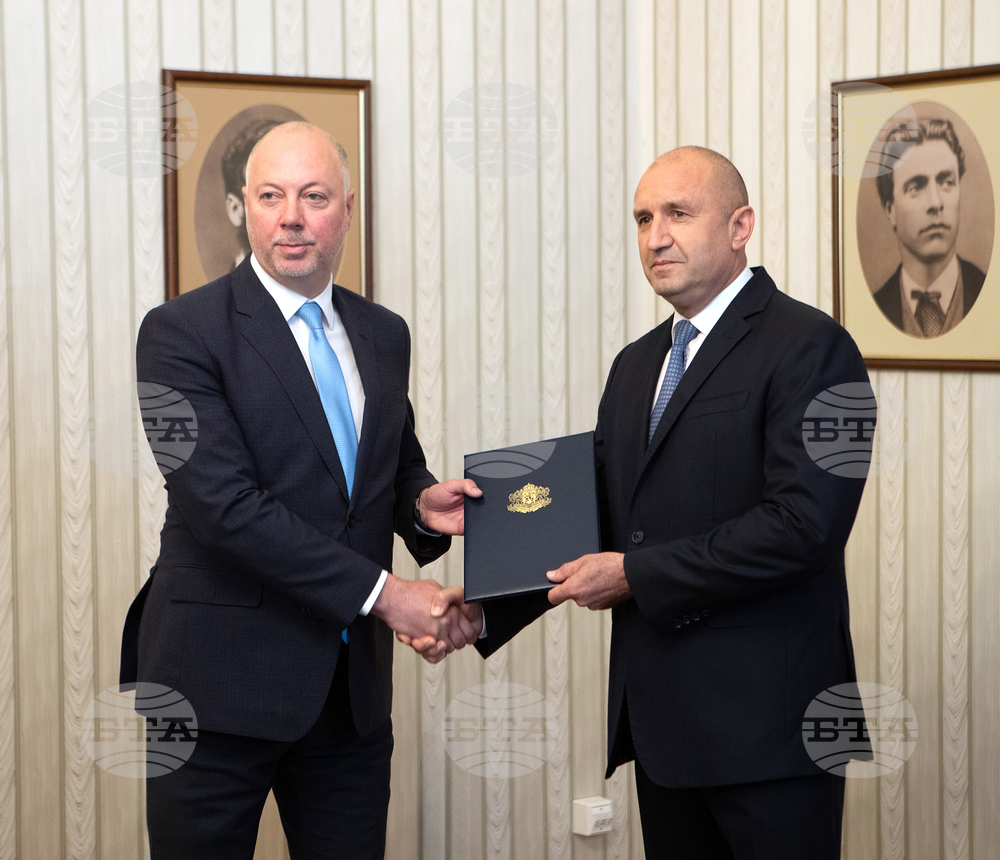 Президентът Румен Радев връчи първия проучвателен мандат за съставяне на правителство на кандидата за министър-председател Росен Желязков, който представи проект на кабинет
