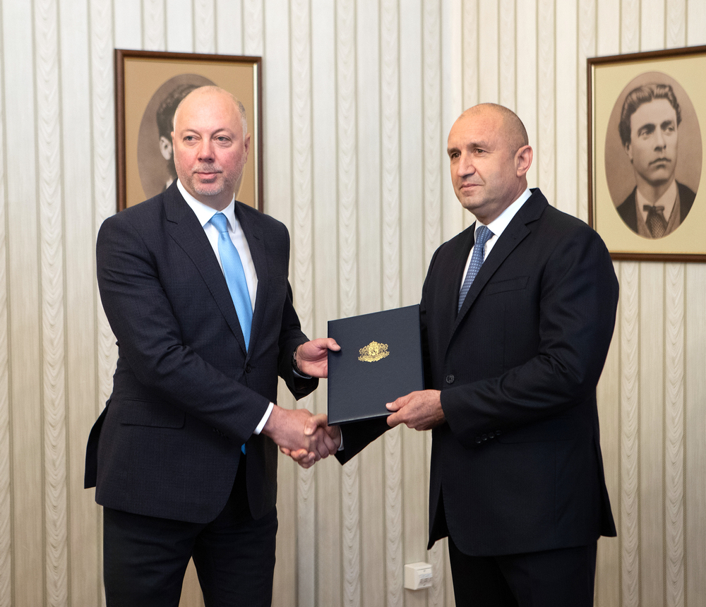Президентът Румен Радев връчи първия проучвателен мандат за съставяне на правителство на кандидата за министър-председател Росен Желязков, който представи проект на кабинет