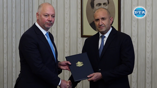 Това е голяма отговорност и изпитание, заяви президентът Радев при връчването на мандата на Росен Желязков, който веднага му го върна изпълнен