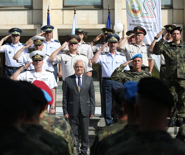 Министърът на отбраната Атанас Запрянов връчи бойно знаме на Съвместното командване на силите 