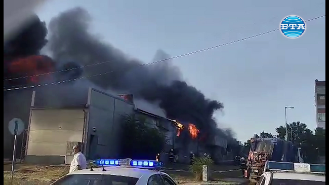 Пожар гори в търговски магазин в Разград, по първоначална информация няма пострадали хора