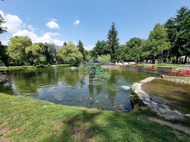 Валсове ще звучат от сцена в езерото в Разлог