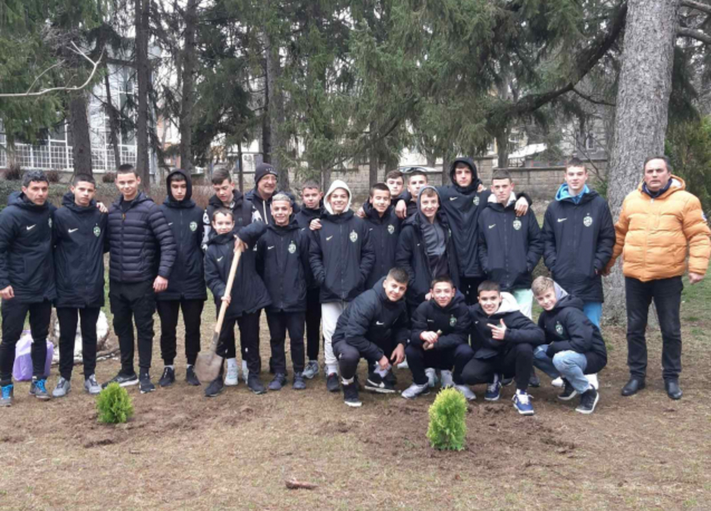 Футболисти от формацията Лудогорец U14 засадиха декоративни храсти в двора на училище