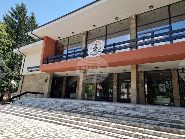 Летните празници „Звездите на театъра“ в Разлог се откриват тази вечер с моноспектакъла на Валентин Ганев „Контрабасът“ 