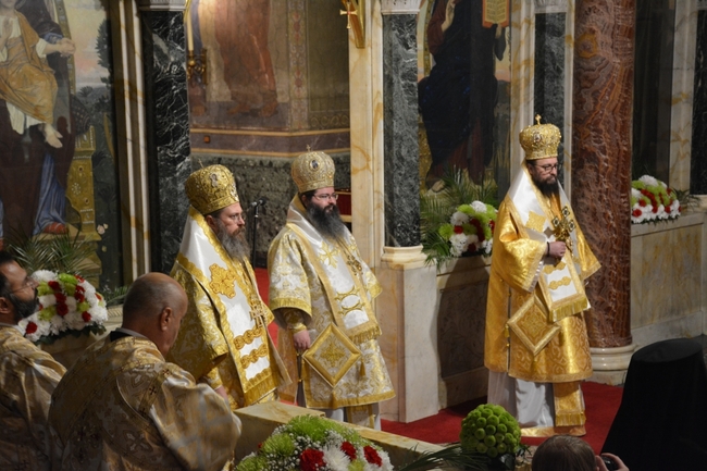 С празнична архиерейска литургия патриаршеската катедрала "Св. Александър Невски" отбеляза своя храмов празник