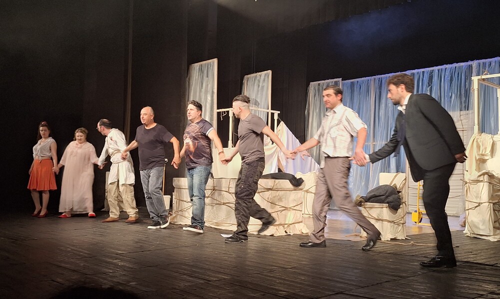 Премиерата на "Зимните навици на зайците" в Ловеч оправда надеждите за сериозно и завладяващо зрелище