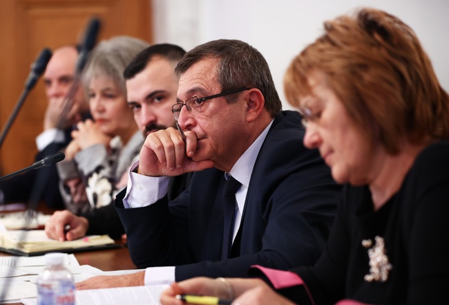 Над два часа парламентарната образователна комисия обсъжда намаляването на административната тежест в образованието