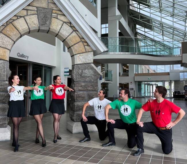 Фолклорният танцов клуб „Изворче“ в Отава обяви свободни позиции за музиканти, изпълняващи народна музика