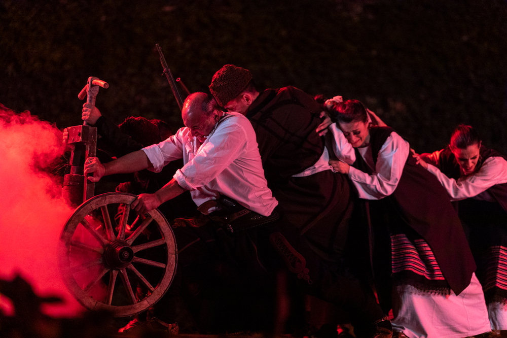 Националният фолклорен ансамбъл „Българе“ представи спектакъла „Паисий“ пред пълна зала в Дома на културата „Пейо Яворов“ в Гоце Делчев