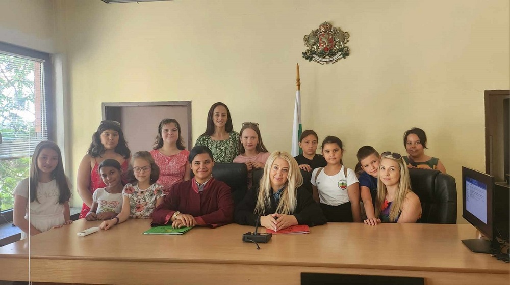 Районен съд – Дупница: Деца от ЦОП „За да има щастие в детските очи“ посетиха Районен съд – Дупница и влязоха в ролите на съдия и прокурор