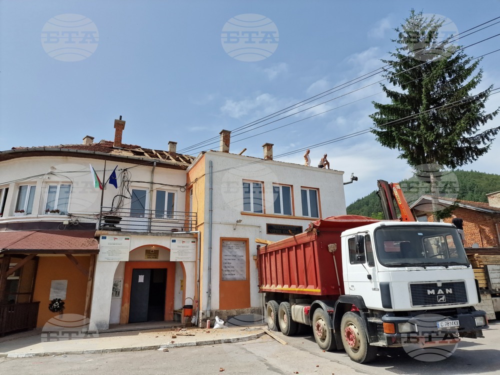 Село Доспей - ремонт на покрива на читалището, кметството и пощата