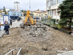 Снимка: Община Сливен - Започва ремонтът на тротоарните настилки пред ДКЦ-2 в Сливен