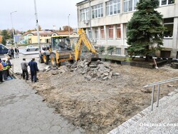 Снимка: Община Сливен - Започва ремонтът на тротоарните настилки пред ДКЦ-2 в Сливен