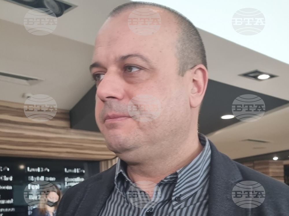 За украинските бежанци ще има бърза процедура да получават работни визи, каза министърът на туризма