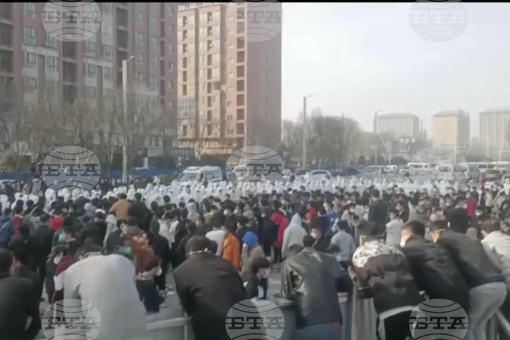 Протести разтърсиха завод в Китай, произвеждащ новите модели айФон, заради подведени със заплащането служители