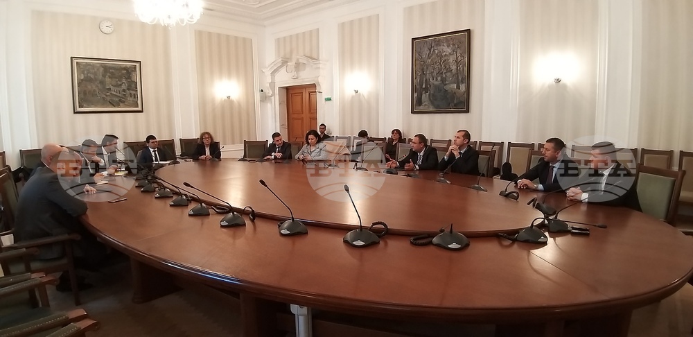 В три поредни заседания временната комисия за недостига и високите цени на дървата за огрев ще изслуша институции, сдружения и граждани