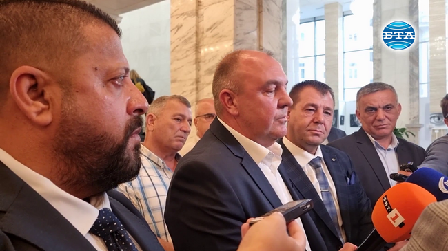 Областният съвет на ДПС сне доверието от Рамадан Аталай и го призова да напусне парламентарната група, каза Юксел Расим