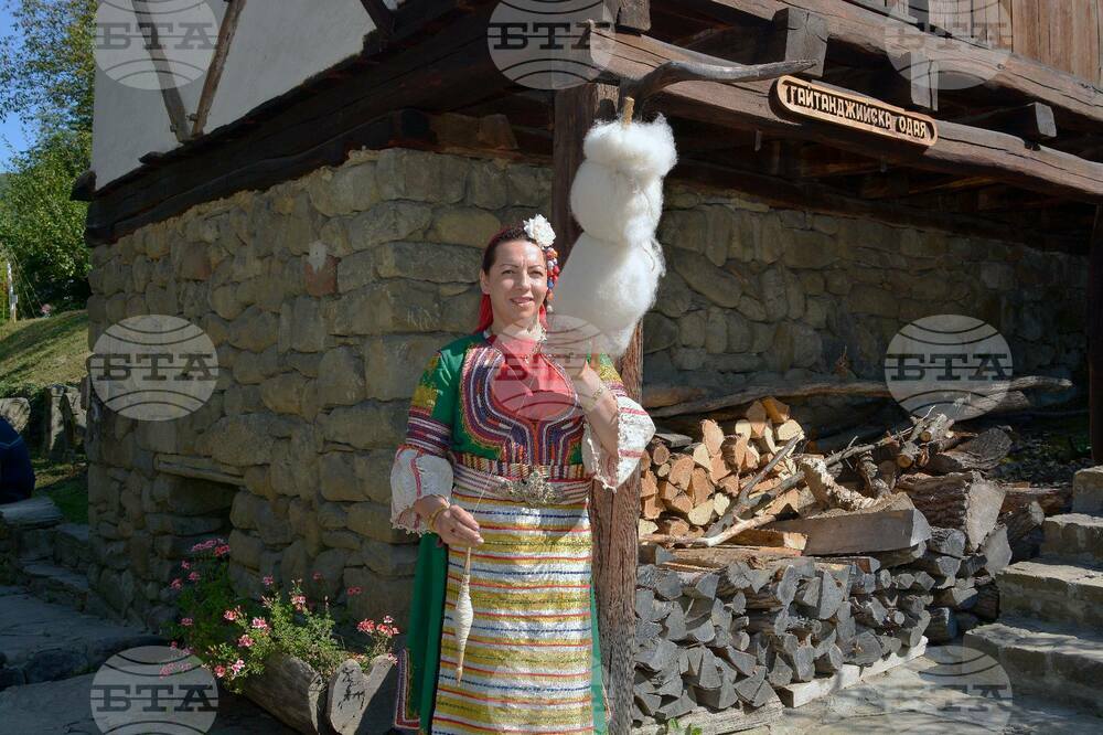 Техники за тъкане на сърмен колан ще бъдат показани в музей „Етър“ от живото човешко съкровище Мадлен Божилова
