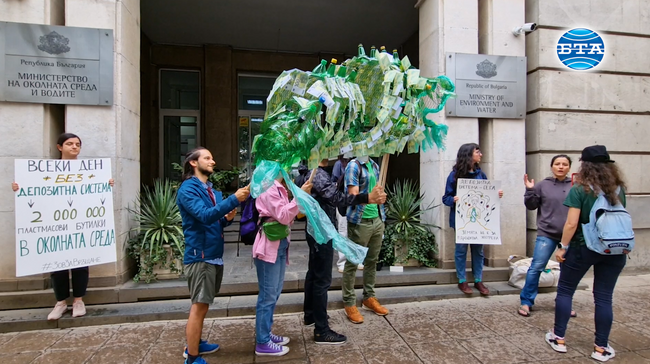 Сдружение „За Земята“ направи акция пред Министерството на околната среда с искане за въвеждане на депозитна система за опаковки от напитки