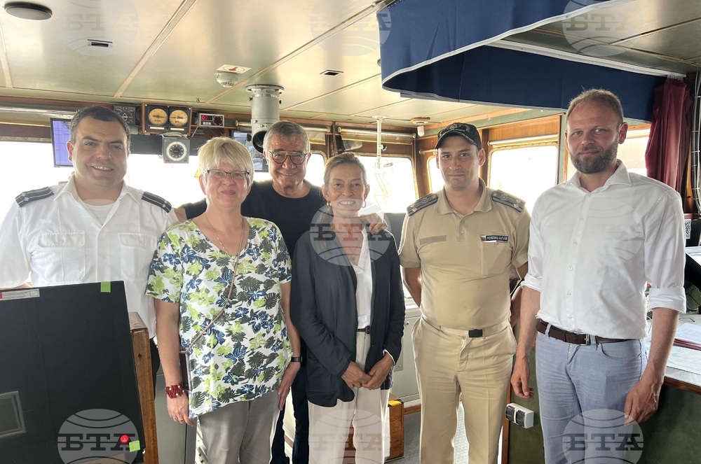 Bulgarian, German Antarctic Explorers Confer on Board RSV 421 in Varna