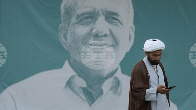 Изпращането на кратки мобилни текстови съобщения в Иран е възстановено, но интернет остава почти изцяло изключен