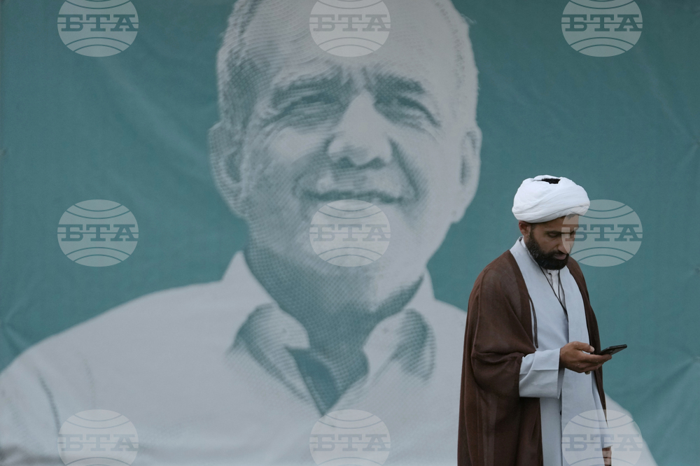 Изпращането на кратки мобилни текстови съобщения в Иран е възстановено, но интернет остава почти изцяло изключен