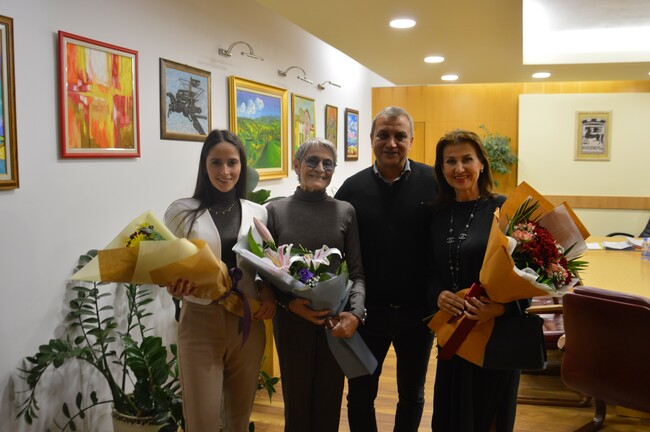 Вера Маринова представи книгата си „Обръчите на Венера“ в Благоевград, за премиерата пристигнаха Илиана Раева и Невяна Владинова. Бъдещи „златни момичета“ изпълниха зала „22 септември“