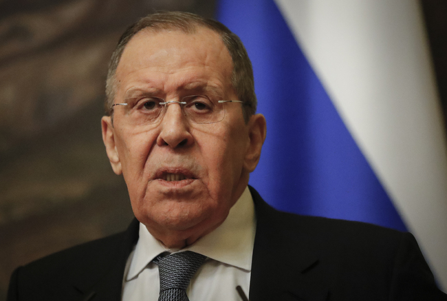 Лавров нарече безпрецедентно решението на три източноевропейски държави да затворят въздушното си пространство за неговия самолет